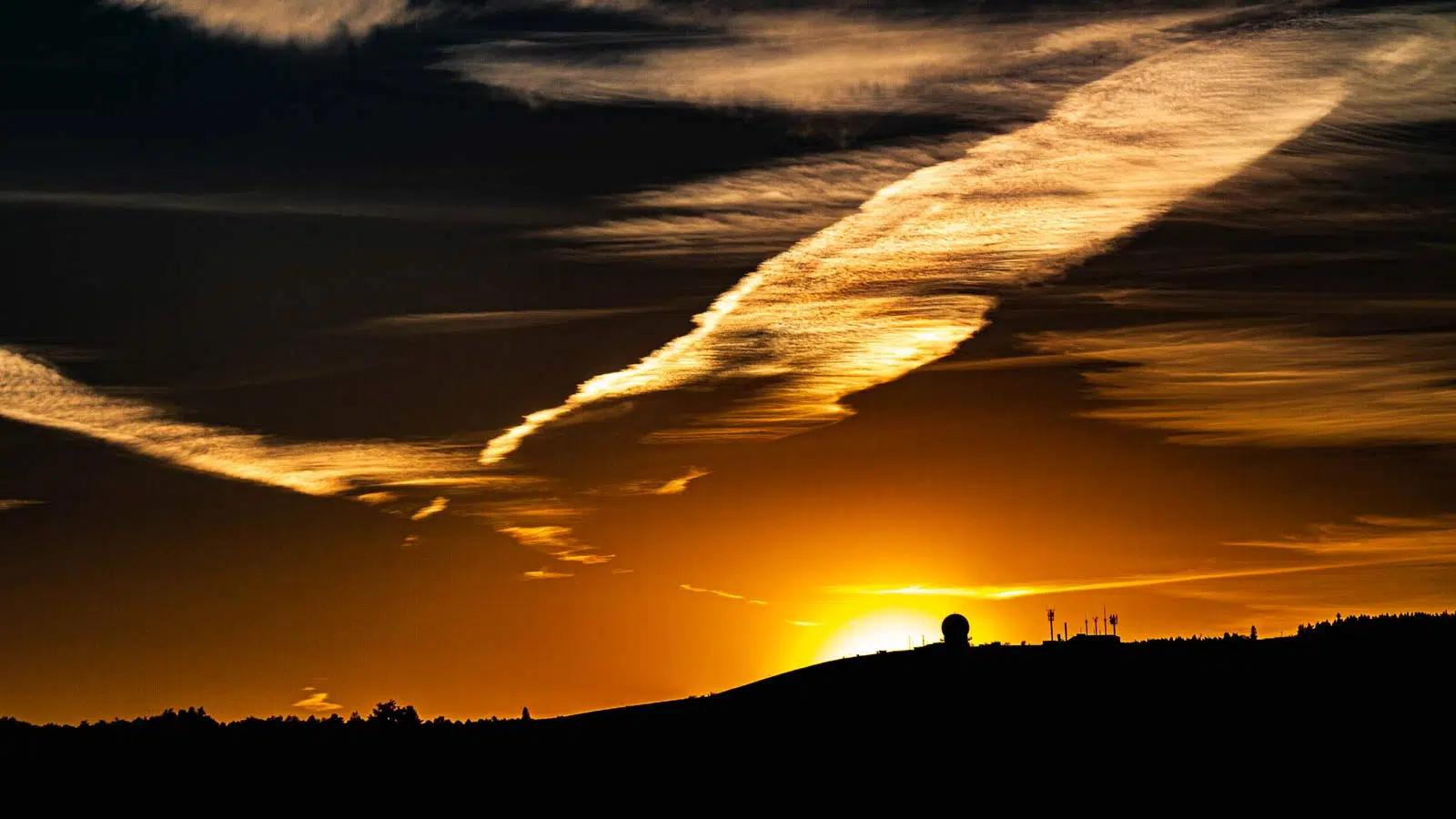 Sonnenuntergang in der Rhön mit Radom im Hintergrund