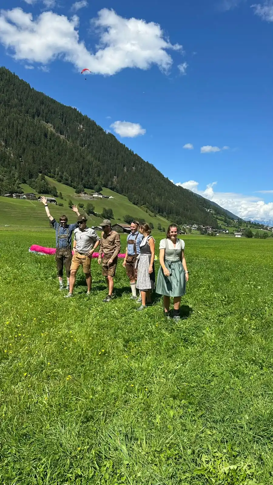 10. Dirndl- und Lederhosenfliegen – Zünftig über den Stubaier Himmel!