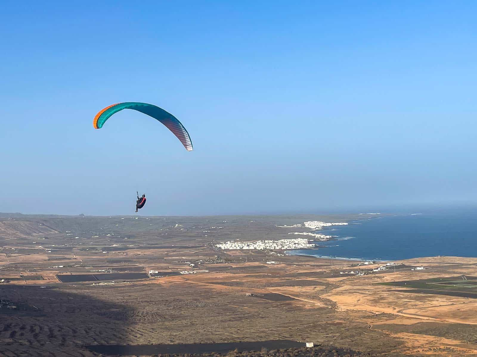 Gleitschirmflug auf Lanzarote