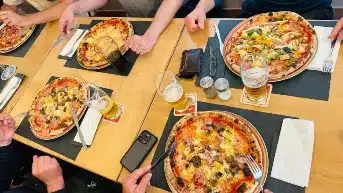 Ein Bild, das Person, Tisch, Essen, Fastfood enthält.
KI-generierte Inhalte können fehlerhaft sein.