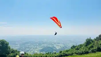 Ein Bild, das draußen, Himmel, Abenteuer, Paragliding enthält.
KI-generierte Inhalte können fehlerhaft sein.