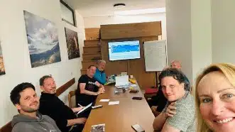 Ein Bild, das Menschliches Gesicht, Wand, Person, Im Haus enthält.
KI-generierte Inhalte können fehlerhaft sein.
