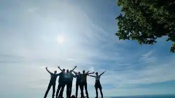 Ein Bild, das Himmel, draußen, Wolke, Baum enthält.
KI-generierte Inhalte können fehlerhaft sein.