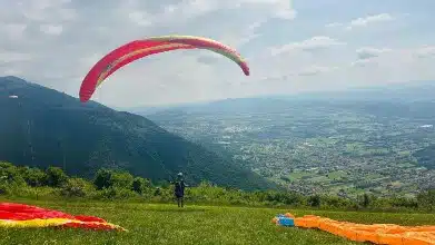 Ein Bild, das draußen, Gras, Schirm Heißluftballon, Himmel enthält.
KI-generierte Inhalte können fehlerhaft sein.