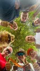 Ein Bild, das Kleidung, Person, Menschliches Gesicht, Lächeln enthält.
KI-generierte Inhalte können fehlerhaft sein.