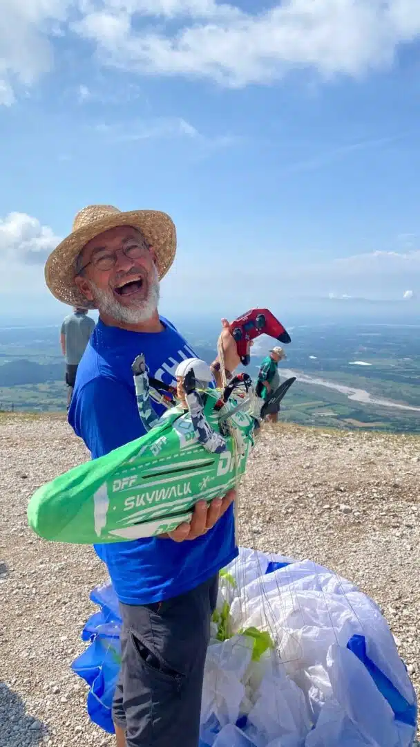 Noch kleiner als Henry - Pauls Modellflug-Gleitschirm am Startplatz als Thermikschnüffler....