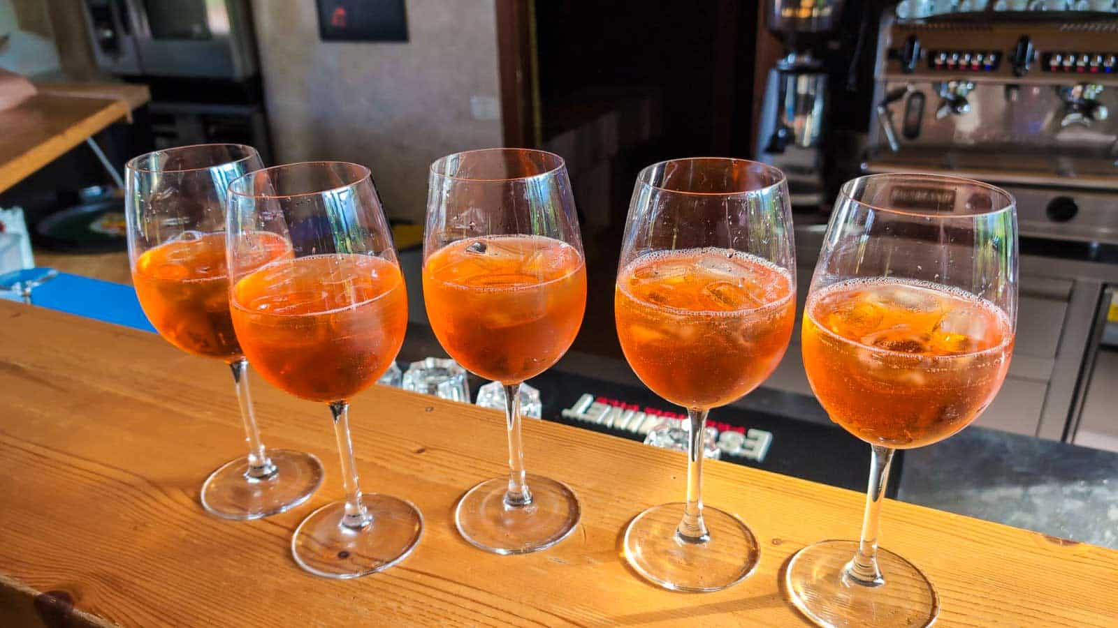 Aperol-Nachschub in der Bar am Landeplatz