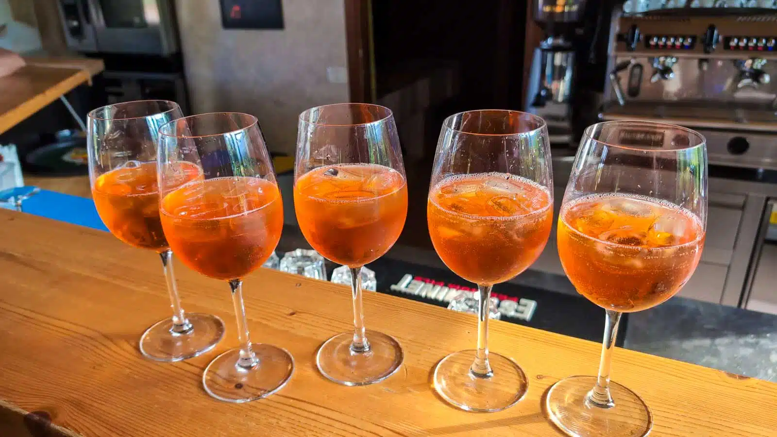Aperol-Nachschub in der Bar am Landeplatz