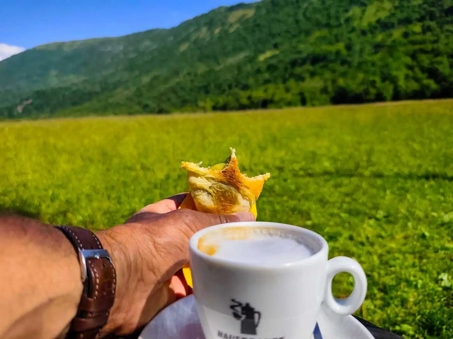 Arbeitsleben am Landeplatz: Cornetto con pistacchio et Cappucino