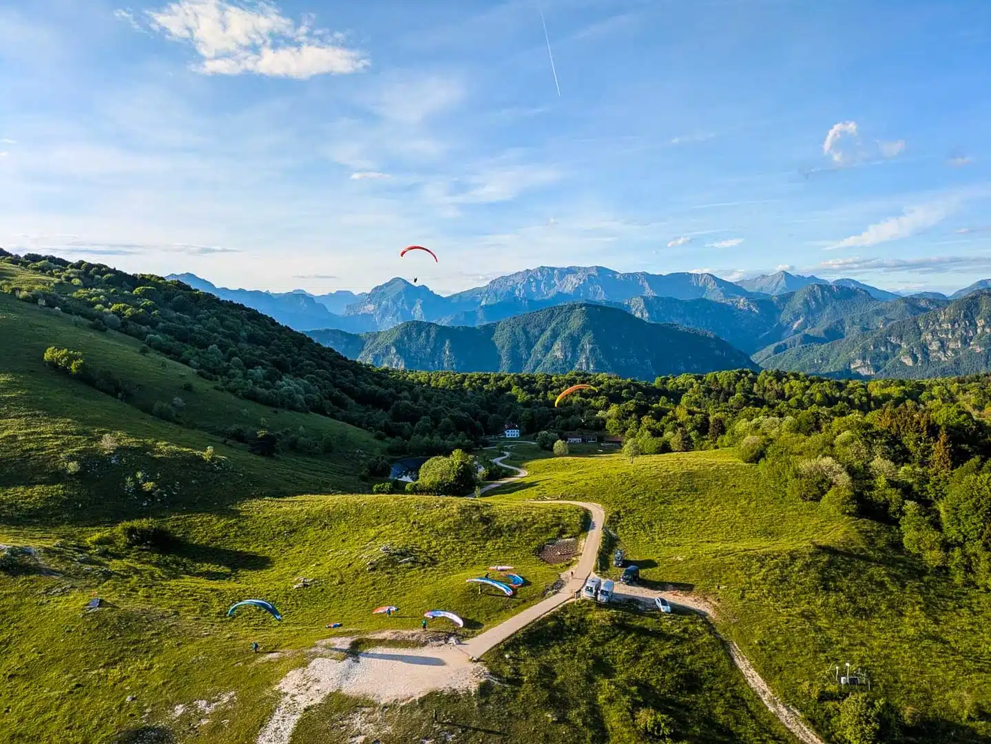 Blick von oben auf den herbstlichen Startplatz (Foto Chrissi)
