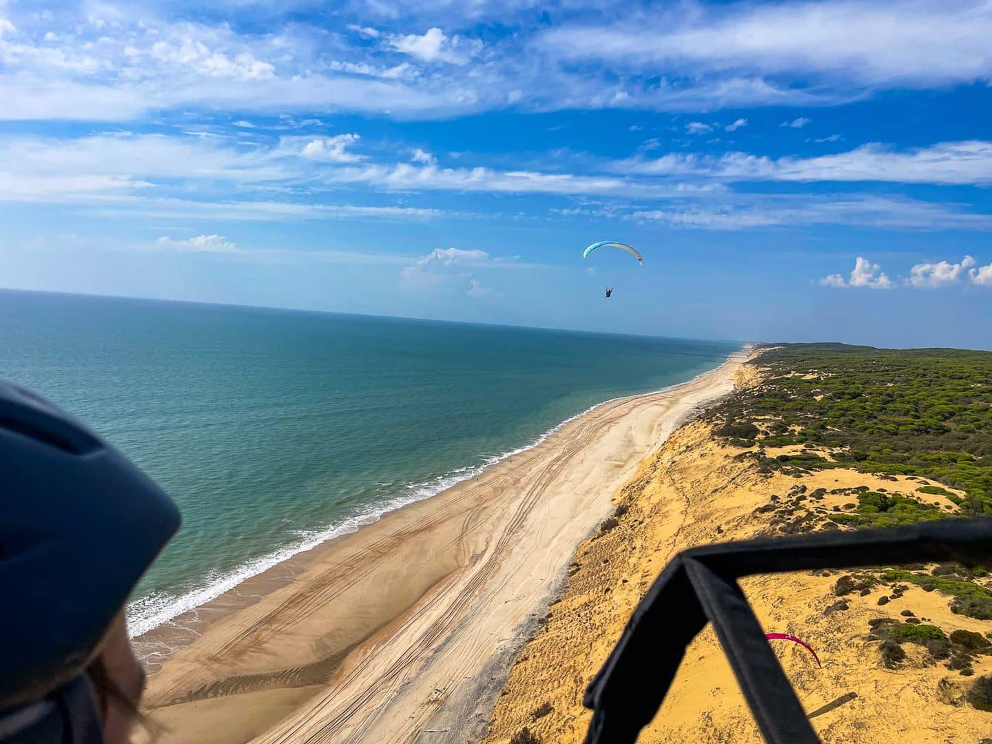 Blick aus dem Gleitschirm auf die lange Düne von Matalascañas, Sandstrand und Atlantik, voraus ein weiterer Gleitschirm