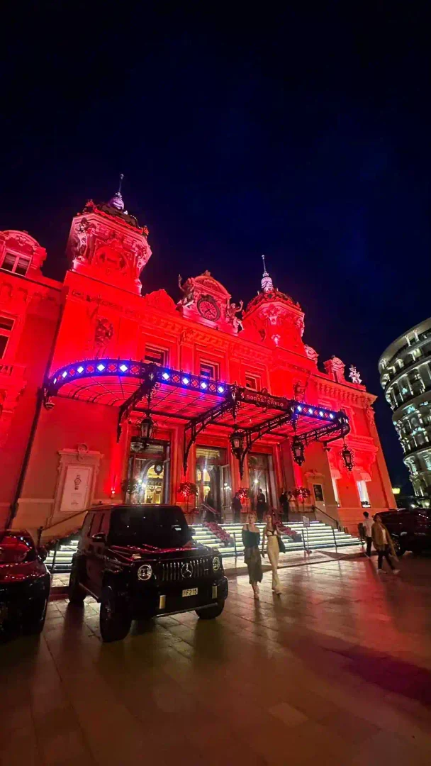 Rot beleuchtetes Casino de Monte-Carlo bei Nacht