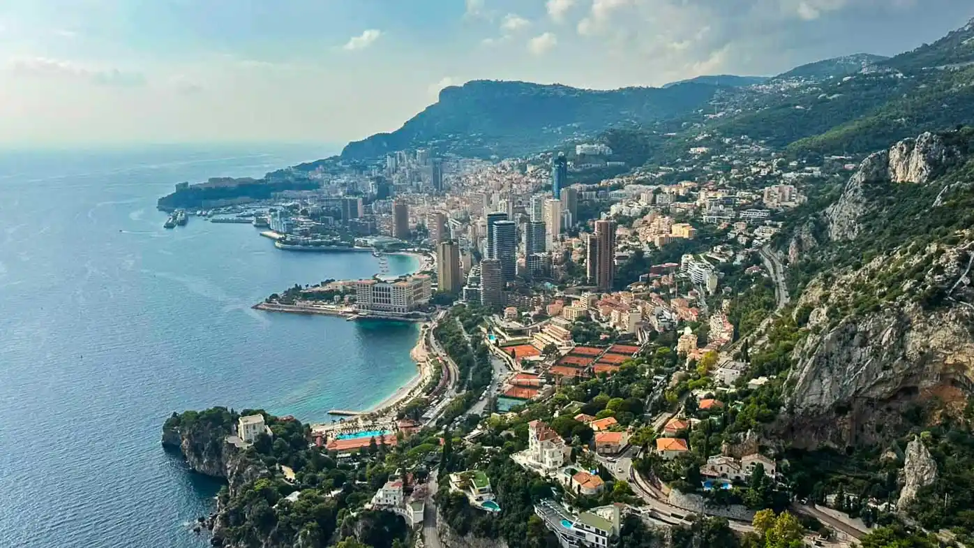 Panorama von Monaco mit Hafen, Hochhäusern und Steilküste aus der Luft