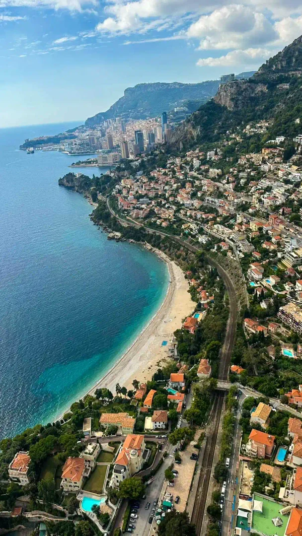 Luftaufnahme der geschwungenen Strandbucht von Roquebrune mit Blick Richtung Monaco