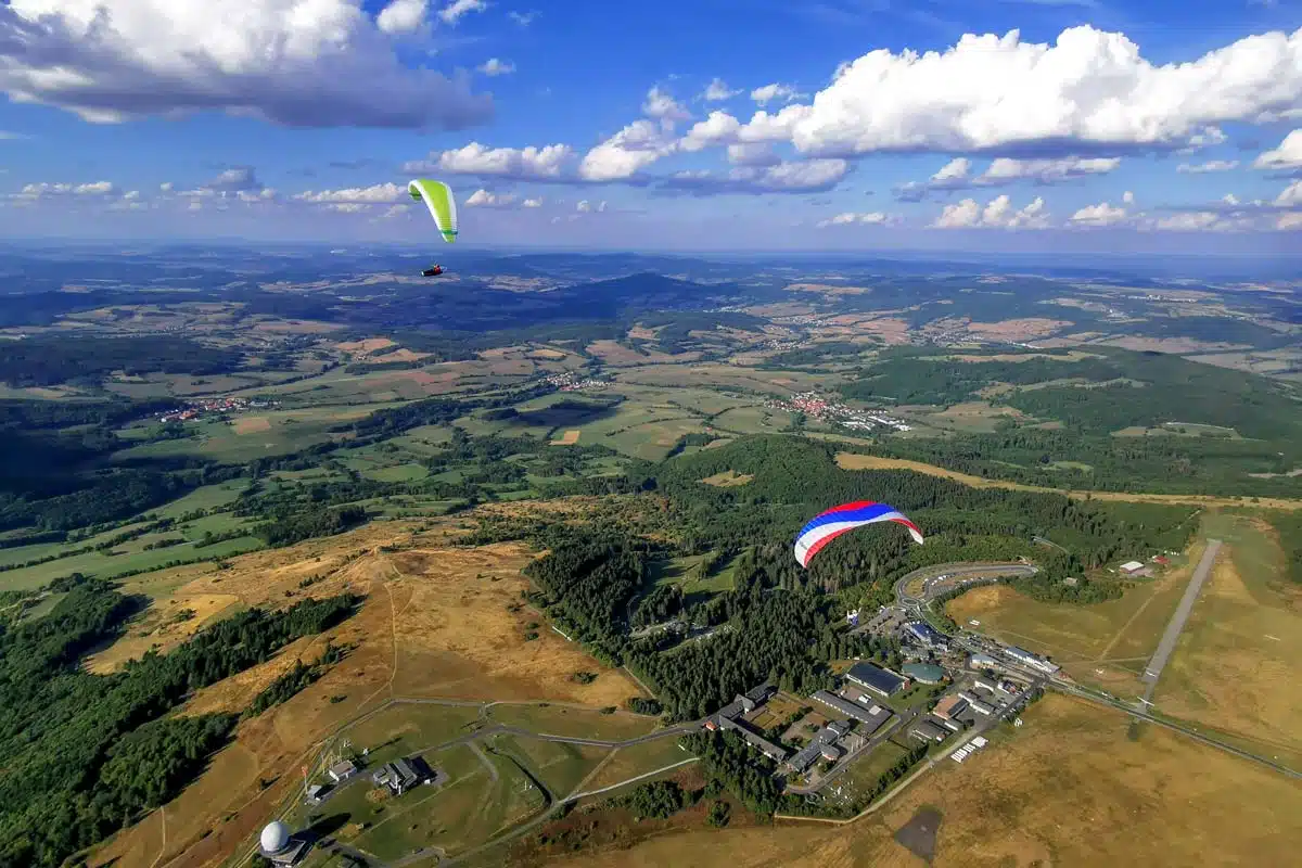 CO2-neutral urlauben und CO2-frei fliegen: Das geht auf der Wasserkuppe, dem "Berg der Flieger" mitten in Deutschland