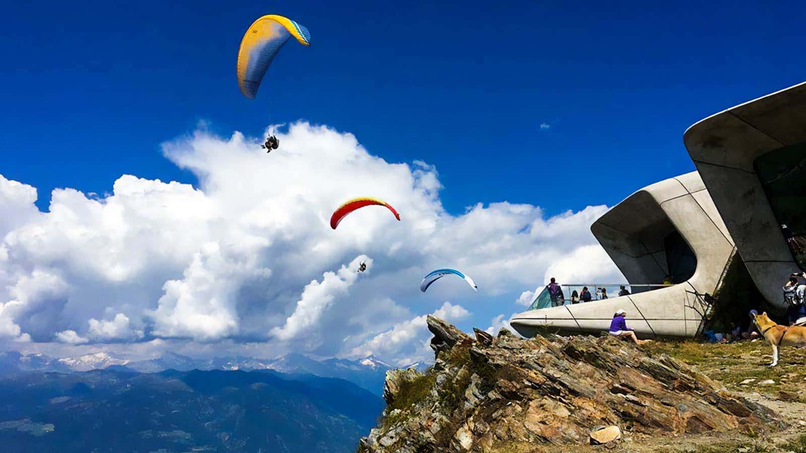 Gleitschirmflieger beim VIP-Thermikflug in Südtirol