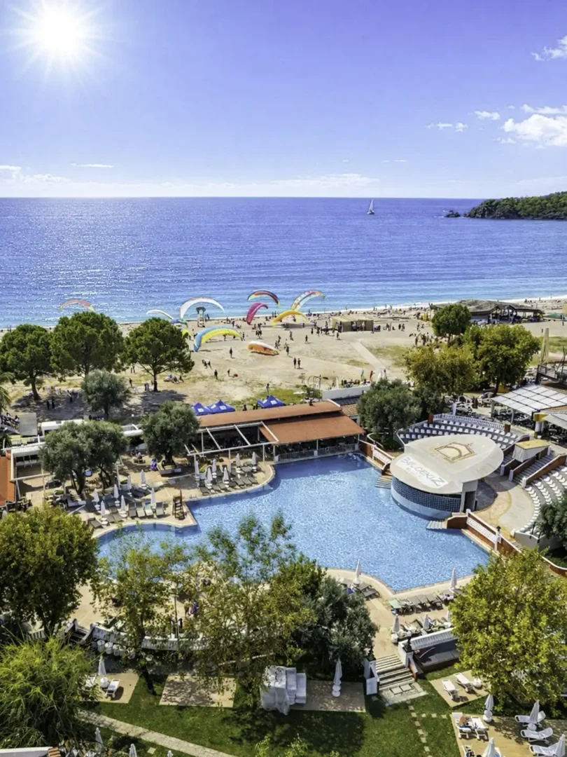 Hotel mit Pool und Landeplatz direkt am Strand
